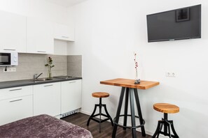 Suíte estúdio conforto, 3 camas de solteiro, para não fumantes, cozinha americana | Opções para refeição no quarto