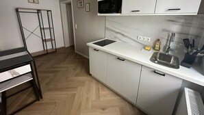 Deluxe Studio Suite, 2 Twin Beds | Private kitchenette | Mini-fridge, microwave, stovetop, electric kettle - Aparthotel Lenau (Hannover)