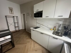 Deluxe Studio Suite, 2 Single Beds | Private kitchenette | Mini-fridge, microwave, stovetop, electric kettle - Aparthotel Lenau (Hannover)