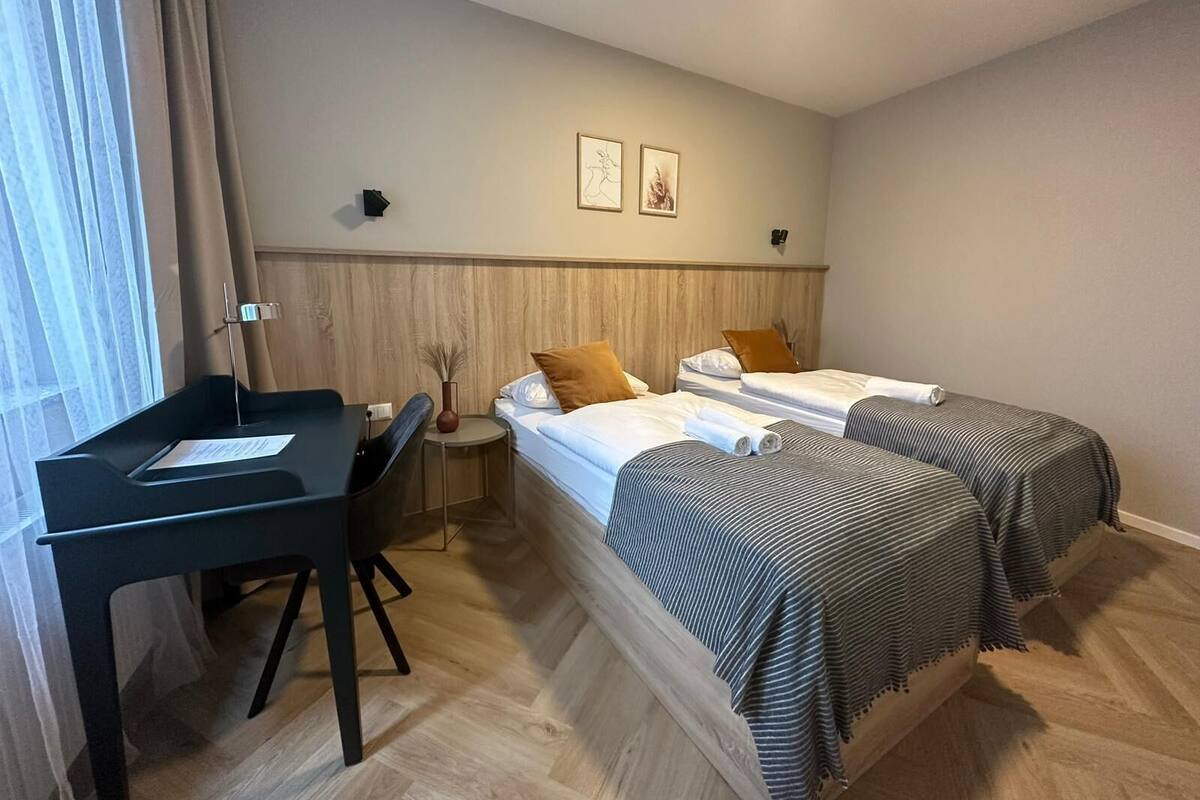 Deluxe Studio Suite, 2 Twin Beds | Blackout drapes, soundproofing, WiFi (free), bed sheets
