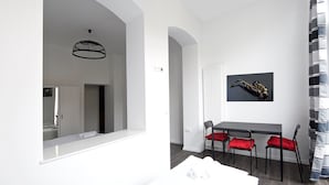 Blackout drapes, soundproofing, WiFi (free), bed sheets - Aparthotel Lenau (Hannover)