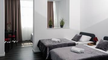 Comfort Studio Suite, 2 Twin Beds, Non Smoking, Kitchenette | Blackout drapes, soundproofing, free WiFi, bed sheets