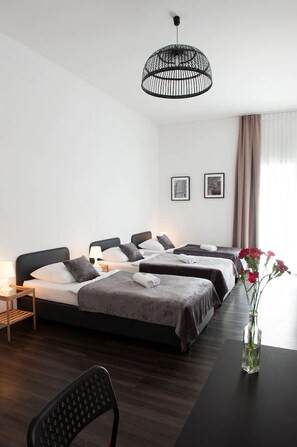 Comfort Studio Suite, 3 Twin Beds, Non Smoking, Kitchenette | Blackout drapes, soundproofing, free WiFi, bed sheets
