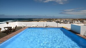 A rooftop pool with a view of the beach and ocean. - Cotillo Ocean View (La Oliva)