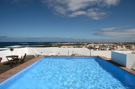 Outdoor pool, sun loungers. Cotillo Ocean View