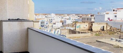 Une terrasse sur le toit offrant une vue sur un quartier résidentiel.