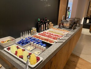 Päivittäinen buffetaamiainen maksusta