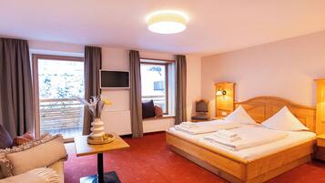 Standard-Vierbettzimmer, Bergblick | Allergikerbettwaren, Zimmersafe, Schreibtisch, kostenloses WLAN