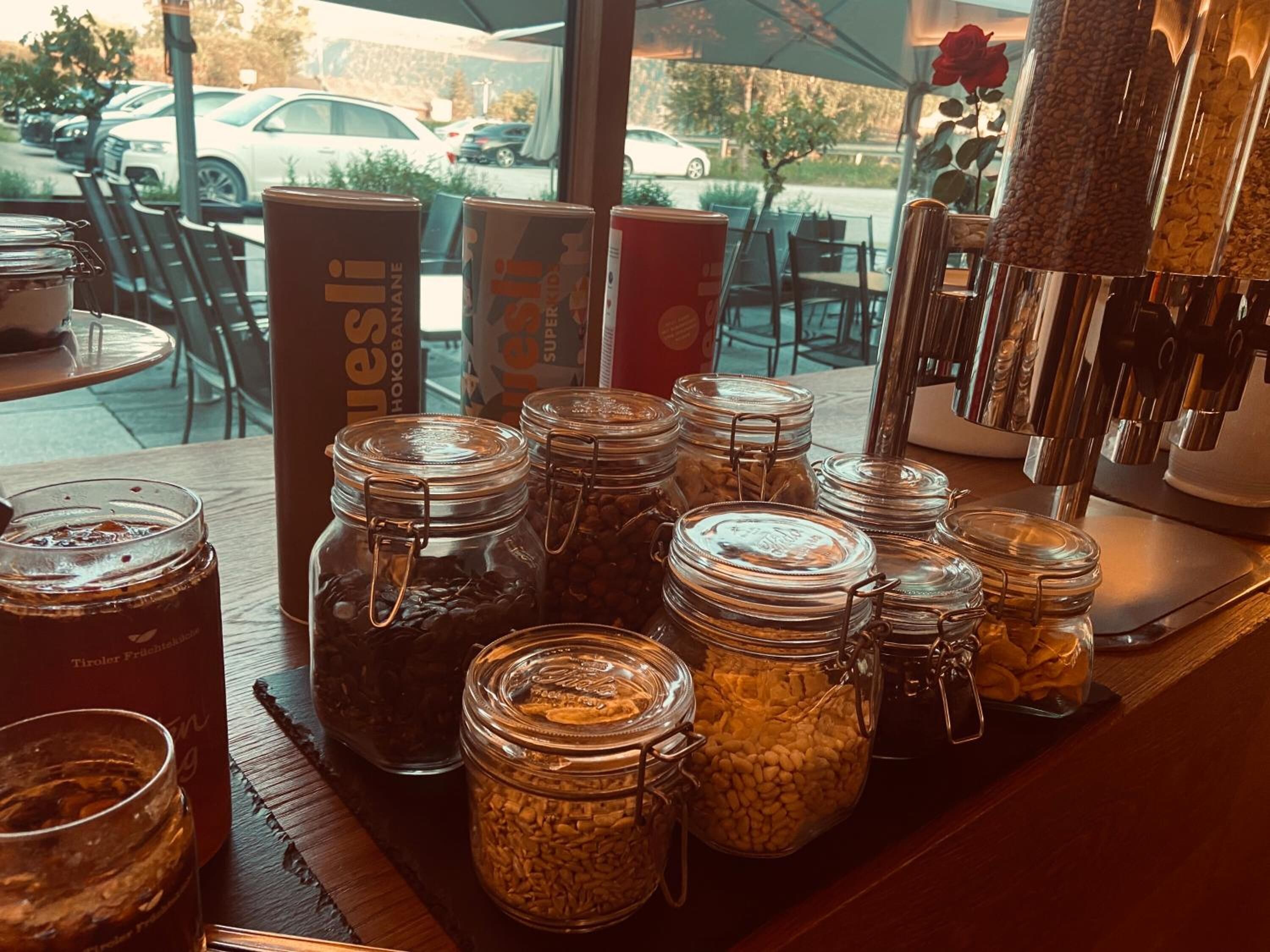 Un comptoir de café avec divers pots contenant des en-cas et une machine à café.