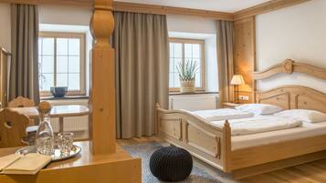 Hypo-allergenic bedding, in-room safe, desk, free WiFi