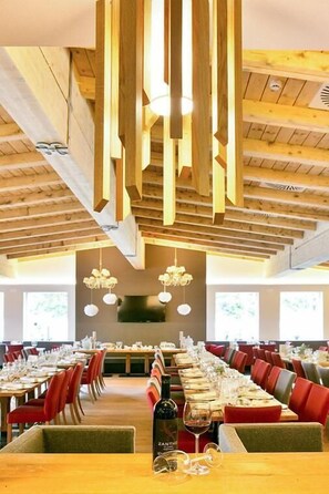 Se sirven desayunos, almuerzos y cenas; cocina regional