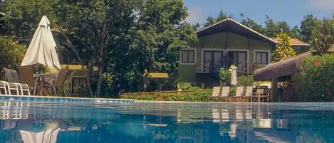 Una piscina al aire libre