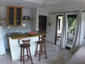 Classic Apartment | Sala de estar | Smart TV de 40 pulgadas con canales digitales, una televisión