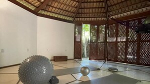 A tatami mat room with a thatched roof, a large tatami mat, and a spherical object on the floor. - Hotel Recanto da Mata (Tibau do Sul)
