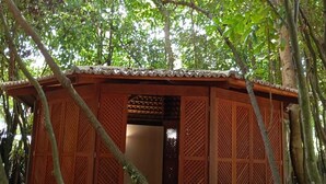 A small wooden structure with a tiled roof, surrounded by trees. - Hotel Recanto da Mata (Tibau do Sul)