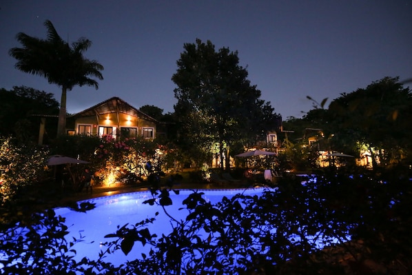 Una piscina al aire libre