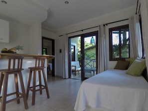 Deluxe Apartment | Sala de estar | Smart TV de 40 pulgadas con canales digitales, una televisión