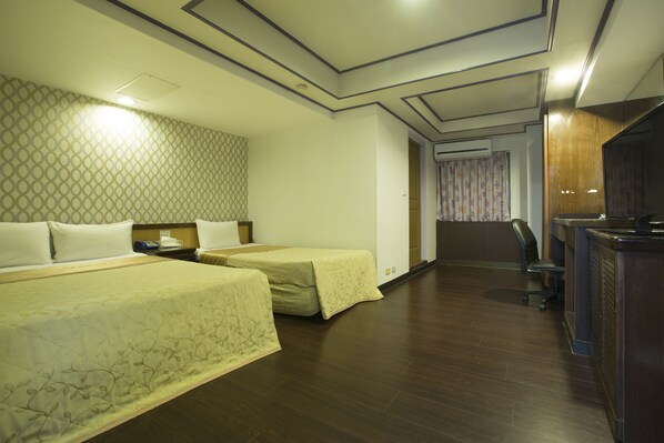 Chambre triple familiale | Bureau, rideaux dâobscurcissement, fer et planche Ă repasser