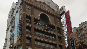 A multi-story hotel with a prominent sign for the "Yunhe Hotel" on the ground floor. - Chief Hotel (Hsinchu)