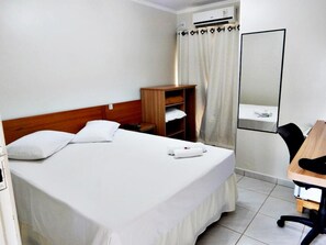 Minibar, desk, blackout drapes, iron/ironing board - Hotel Mandino (Alta Floresta)