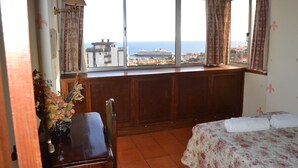 Penthouse, uitzicht op zee (Caminho D João, Funchal,AP. DJ A27ET3) | 1 slaapkamer, een kluis op de kamer, een strijkplank/strijkijzer