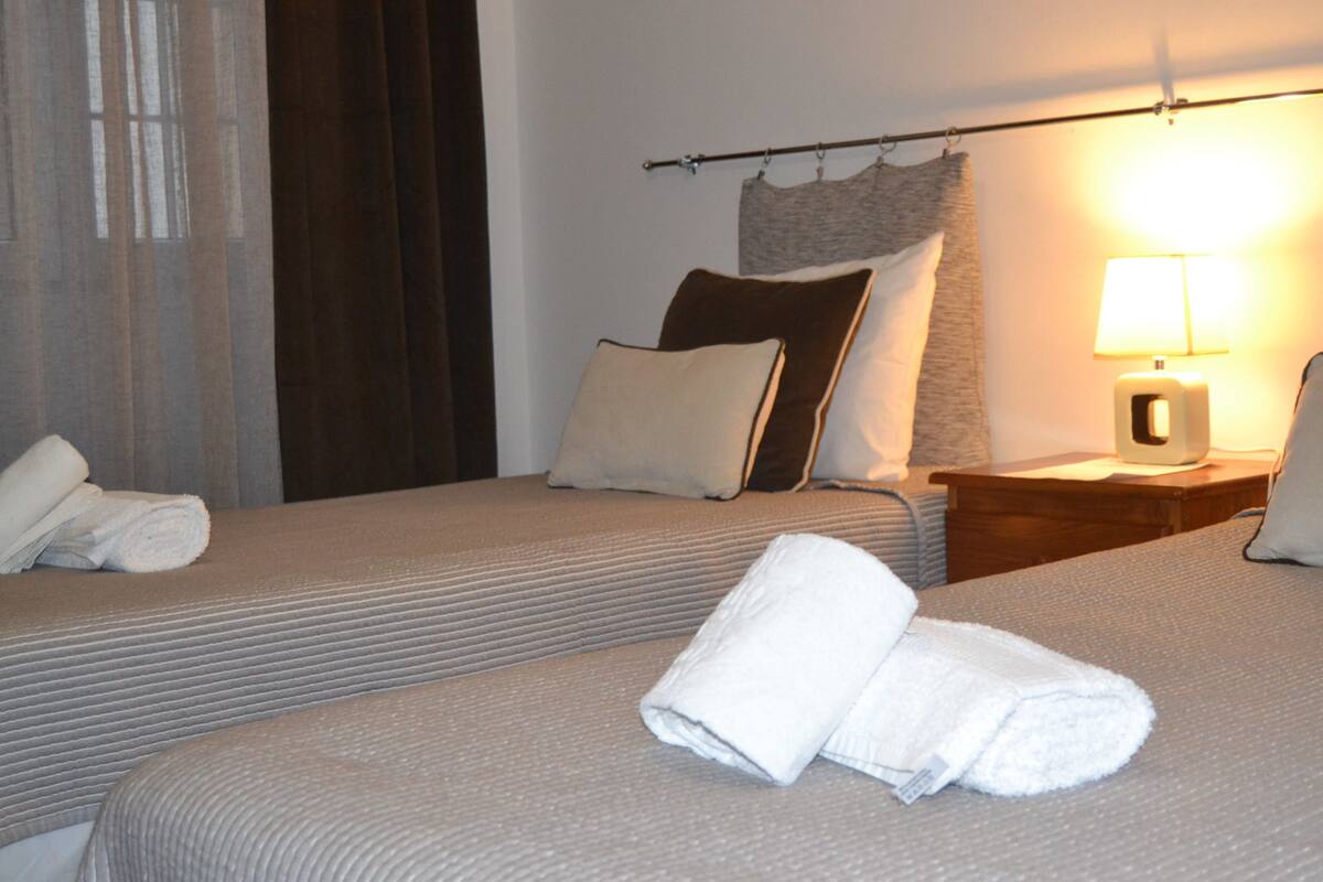 Studio, 2 Single Beds (Rua das Moças 2N) | 1 bedroom, in-room safe, iron/ironing board, bed sheets