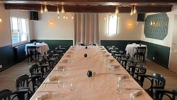 Dinner served, Regional cuisine, alfresco dining