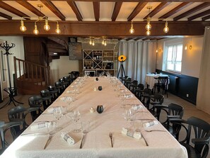 供应晚餐，地区菜，室外就 餐