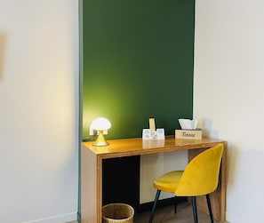 Desk, soundproofing, free WiFi - Hôtel Sophie (Briouze)