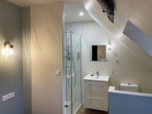 Standaard kamer | Badkamer | Een haardroger, handdoeken