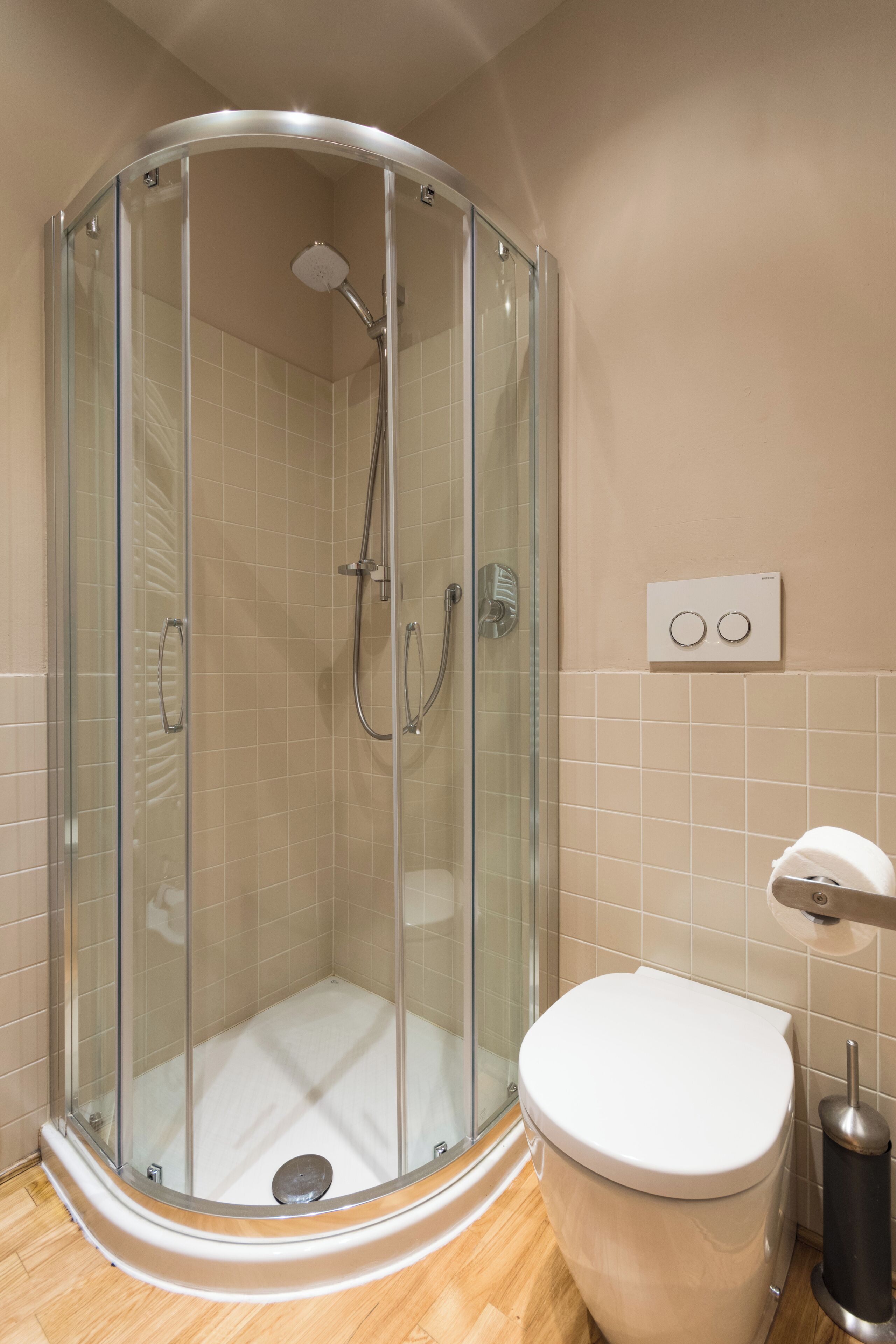 Habitación doble, cocineta (Magenta) | Baño | Regadera, amenidades de baño gratuitas, secadora de cabello, toallas 