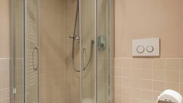 Habitación doble, cocineta (Magenta) | Baño | Regadera, amenidades de baño gratuitas, secadora de cabello, toallas