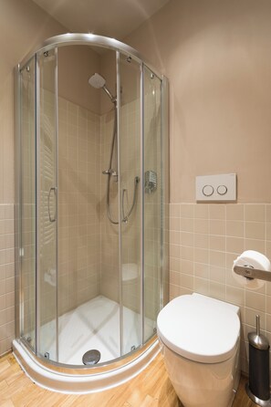 Habitación doble, cocineta (Magenta) | Baño | Regadera, amenidades de baño gratuitas, secadora de cabello, toallas 
