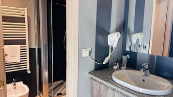 Apartment, Kochnische | Badezimmer