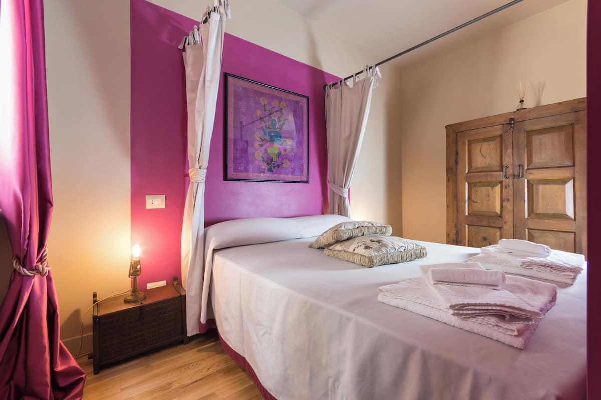 双人房, 简易厨房 (Magenta) | 隔音、熨斗/熨板、免费 WiFi、床单