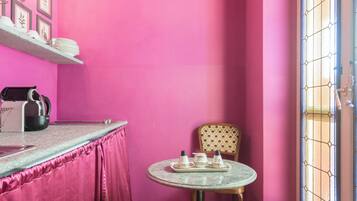 Doppelzimmer, Kochnische (Magenta) | Eigene Küche | Kochgeschirr/Geschirr/Besteck