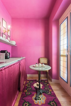 Quarto casal, cozinha americana (Magenta) | Cozinha privada | Talheres/pratos/utensílios de cozinha