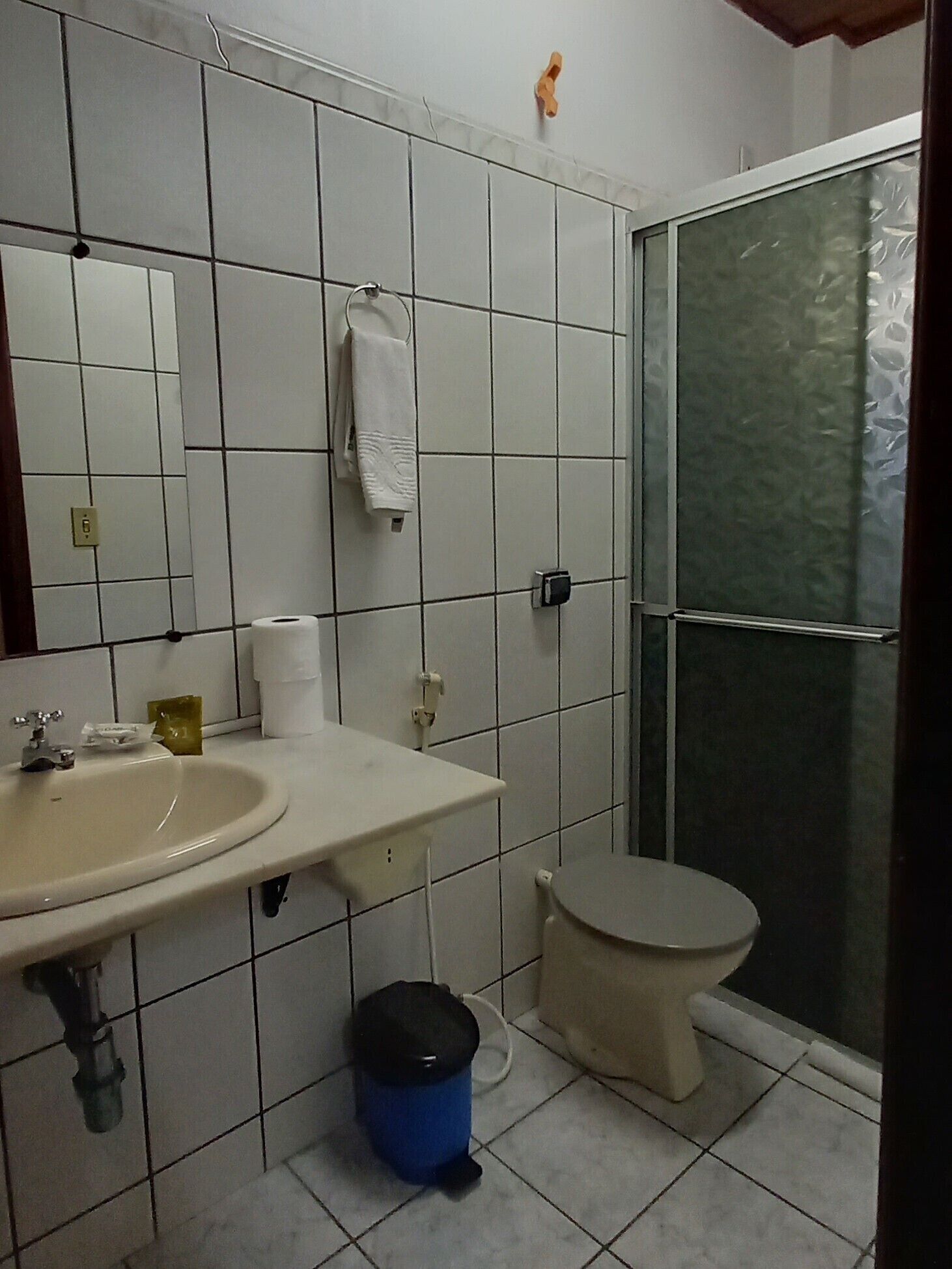 standard room, 2 single beds | bathroom | free toiletries, towels