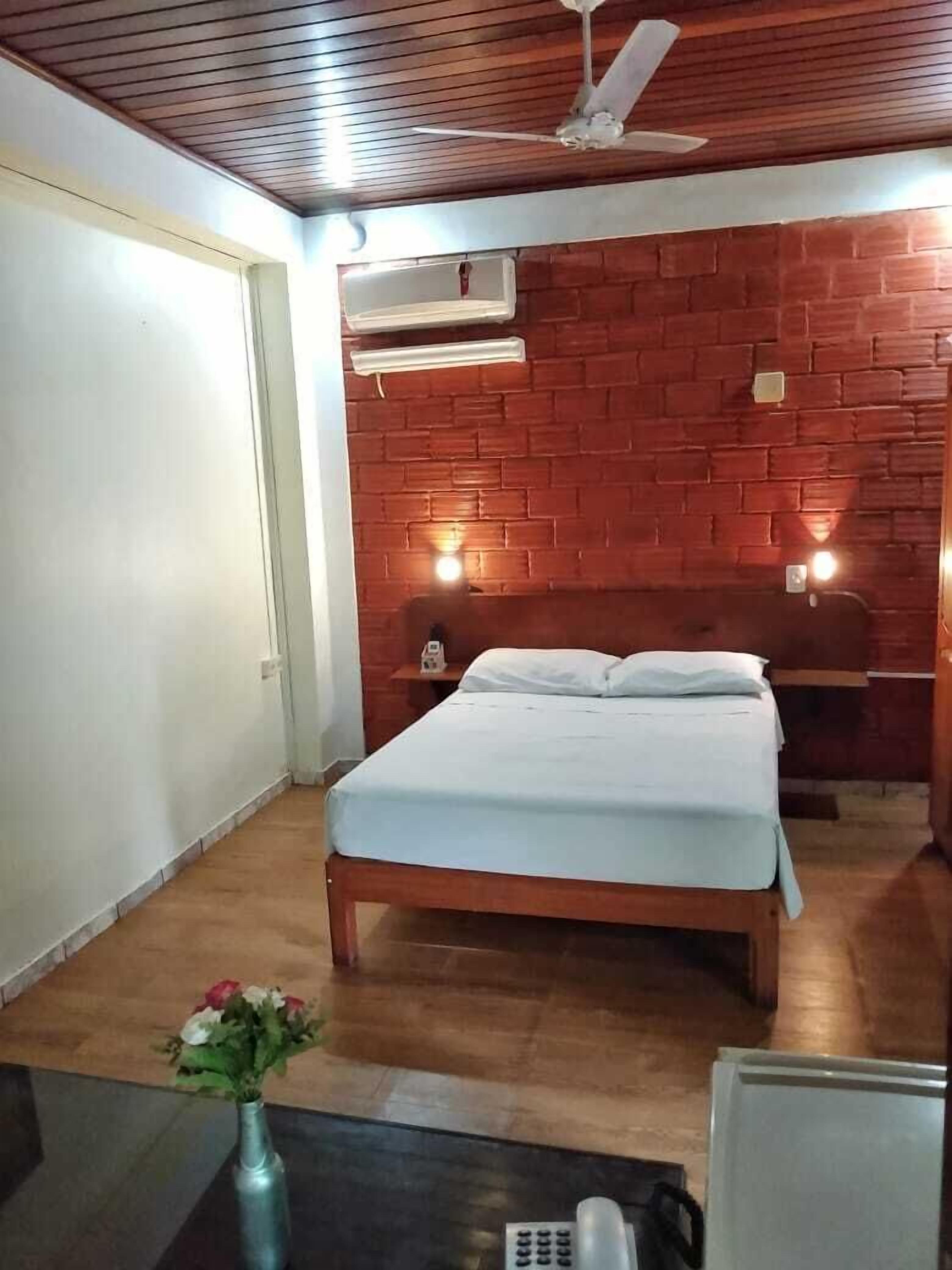 standard room, 1 double bed | minibar, in-room safe, desk, laptop workspace