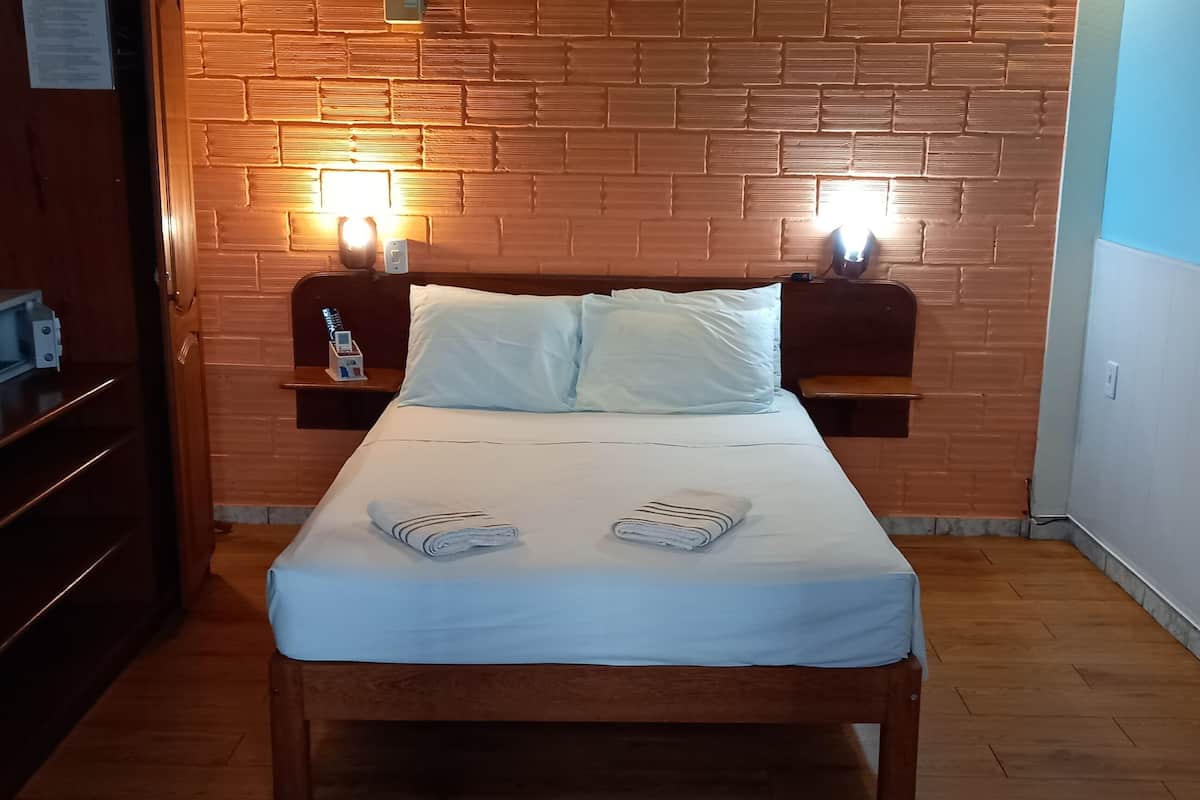 standard room, 1 double bed | minibar, in-room safe, desk, laptop workspace