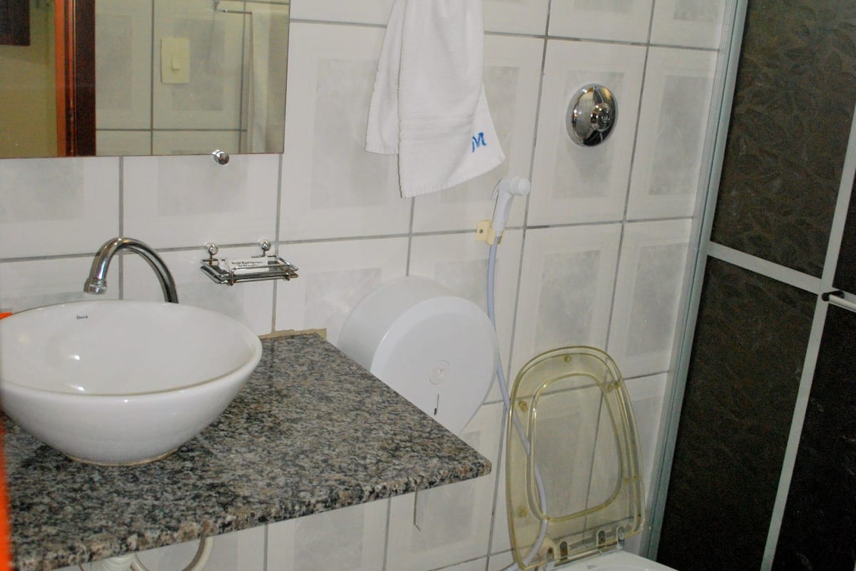 free toiletries, towels