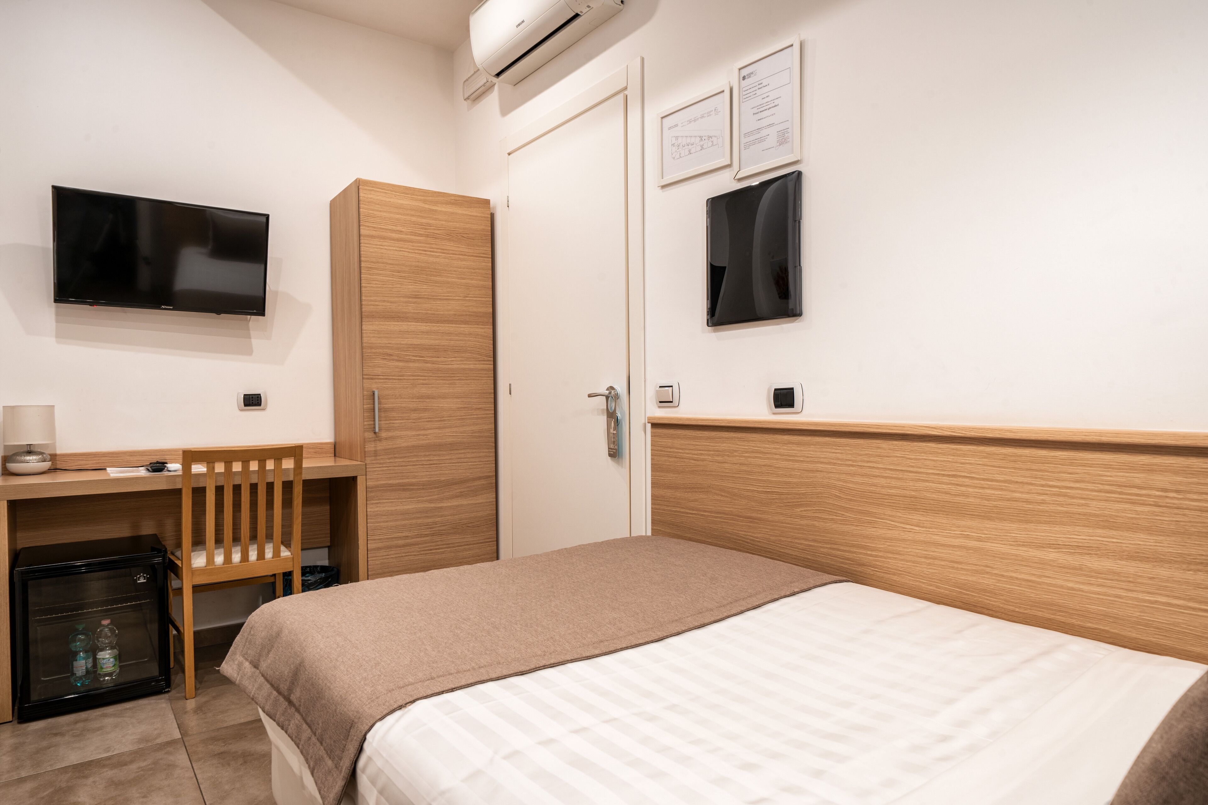 comfort single room | egyptian cotton sheets, down duvets, minibar, in-room safe