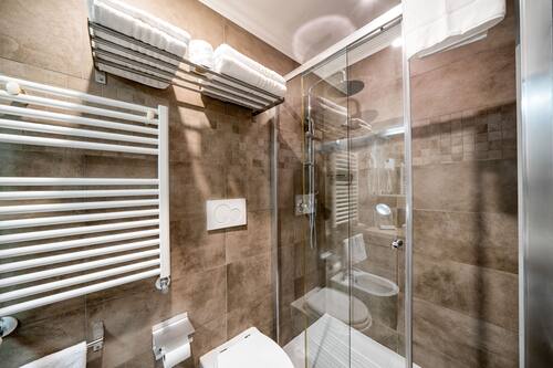 Camera con letto matrimoniale o 2 letti singoli | Bagno | Doccia, set di cortesia gratuito, asciugacapelli, bidet