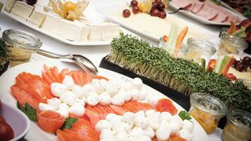 Free daily buffet breakfast