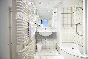 Premium Double Room | Bathroom shower - Maternushaus (Cologne)