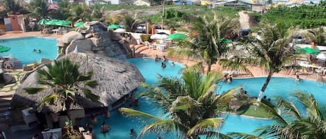 2 piscines extérieures