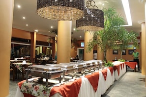 Café da manhã com buffet grátis todos os dias