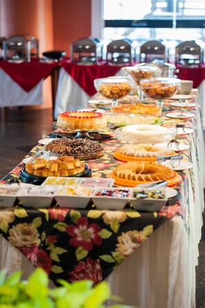 Free daily buffet breakfast - Hotel Privê do Atalaia (Salinópolis)