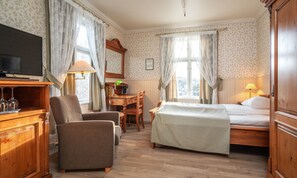 Down comforters, pillowtop beds, minibar, in-room safe