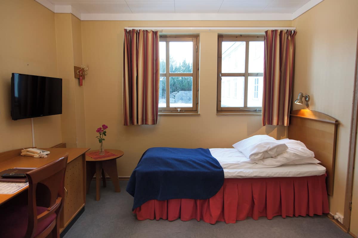 Standaard eenpersoonskamer, niet-roken | Donsdekens, pillowtop-bedden, een minibar, een kluis op de kamer
